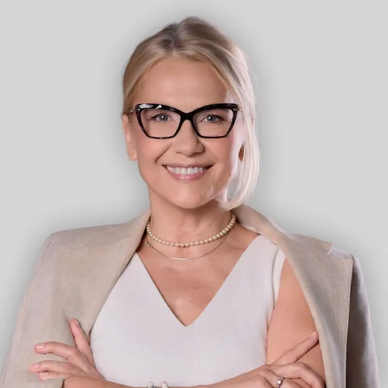 Agent nieruchomości w biurze Remax Smart